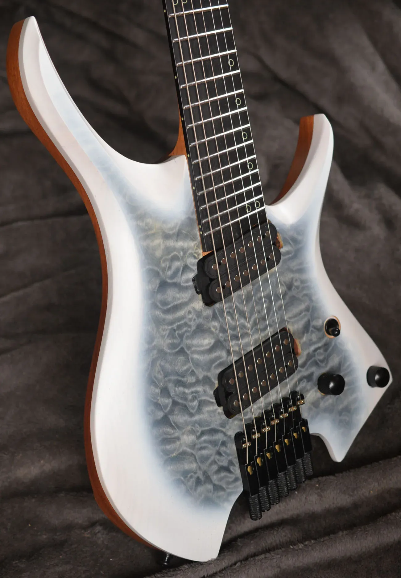 ペグ2021ファンフレット7ストリングヘッドレスエレクトリックギターホワイトカラーアイポプラー