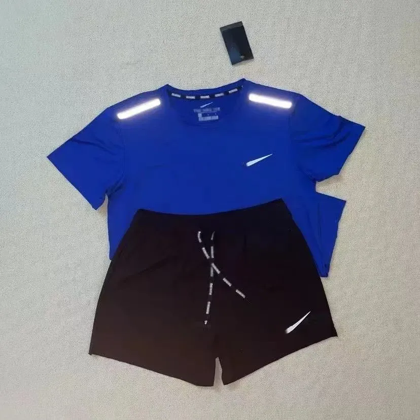 2024 Le créateur de survêtement masculin de luxe T-shirt en t-shirt court à manches courtes de la mode Men de sport vêtements Summer Running Wear T-shirt Shorts Sports Two Piece Set.