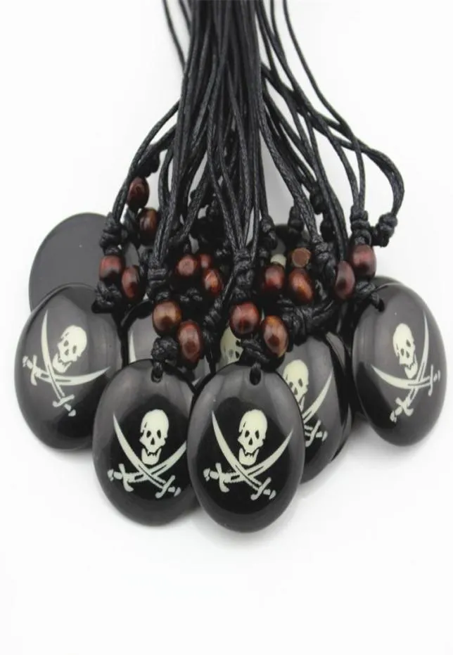 Mode entièrement lot 12pcslot cool boy men039s artisan rond chien pirate crâne charme pendants collier halloween cadeau mn33909979