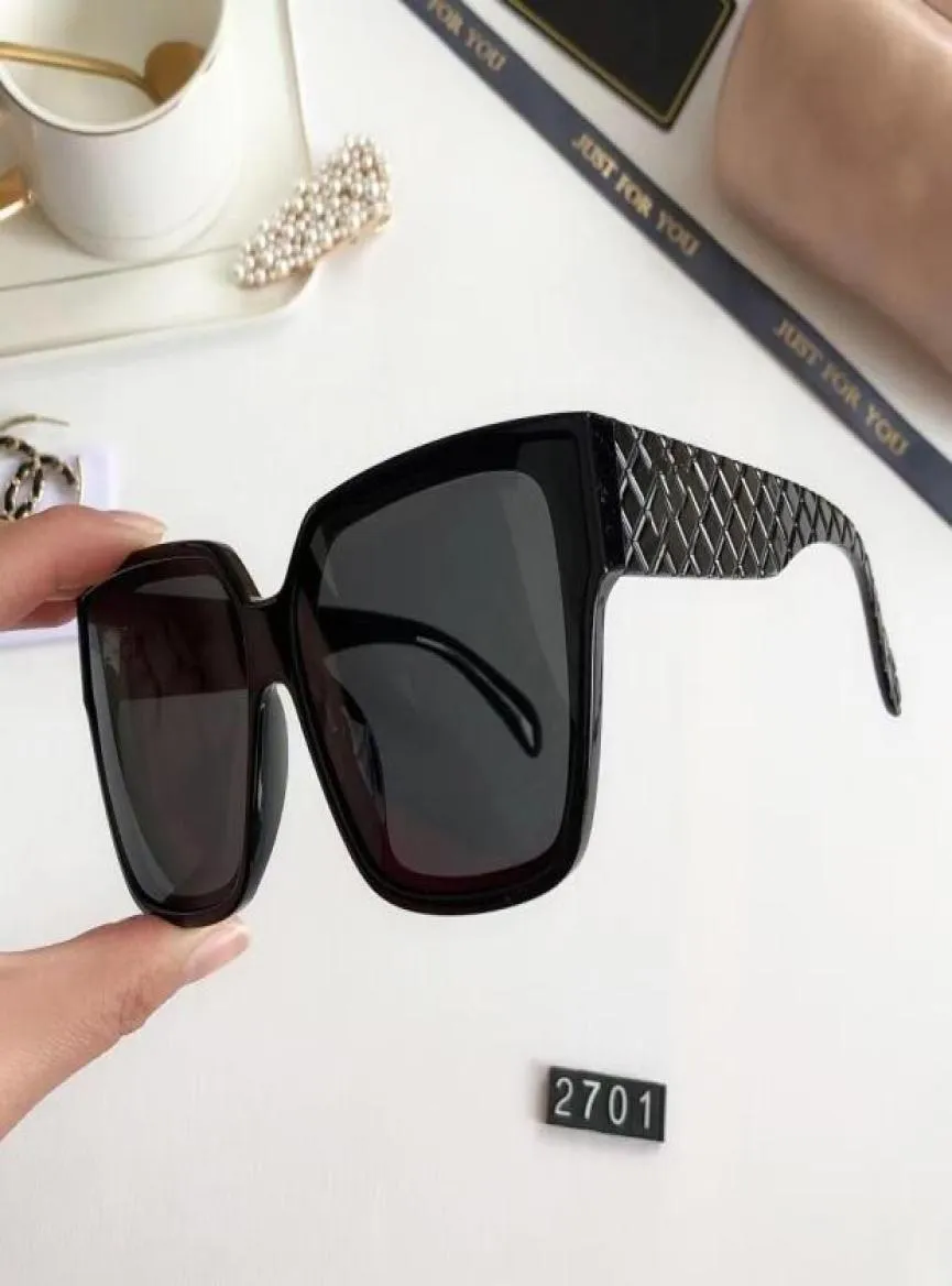 نظارة شمسية عالية الجودة شهيرة شهيرة كبيرة الحجم مسطحة من نظارات Sun Sunges Chain Women Square Frames مصممة أزياء مع Packag4576832