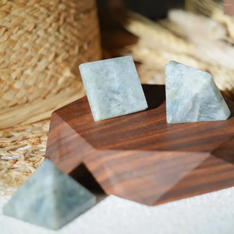 Dekoratif figürinler 3cm Doğal Labradorit Kristal Piramit Enerji İyileştirme Pilisiz Eşleme Dekorasyonu Kuvars Mineral Reiki Çakra