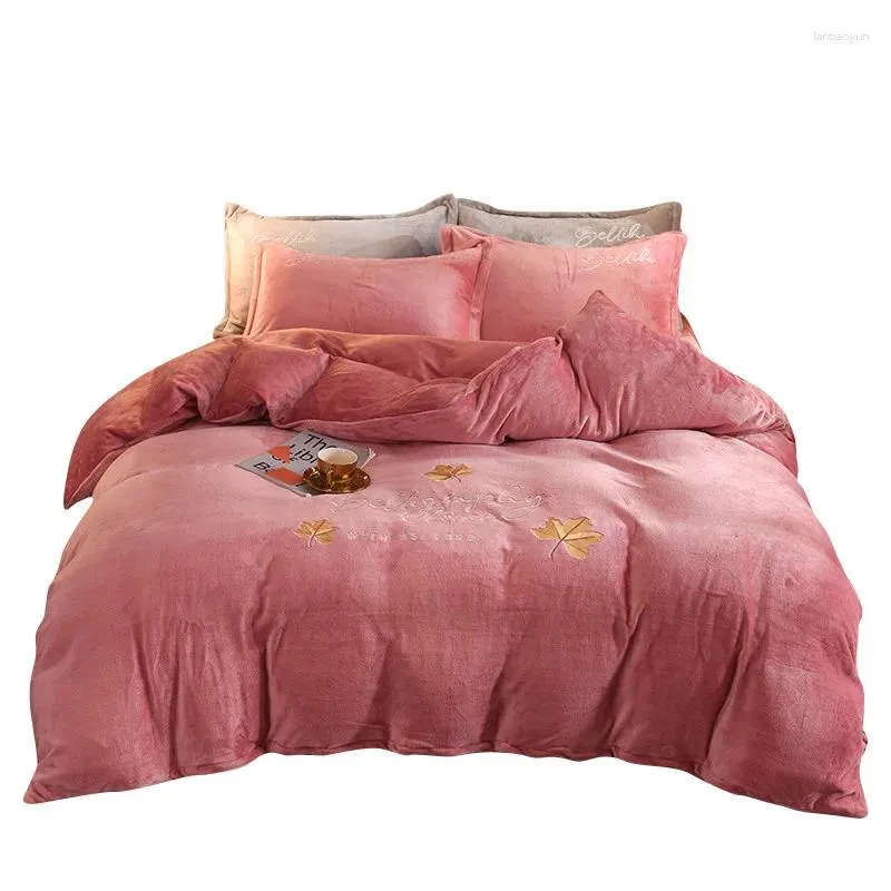 Beddengoed sets eenvoudige fluwelen vierdelige warm verdikt flanel laken type quilt cover coral fleece melkvezel thuis