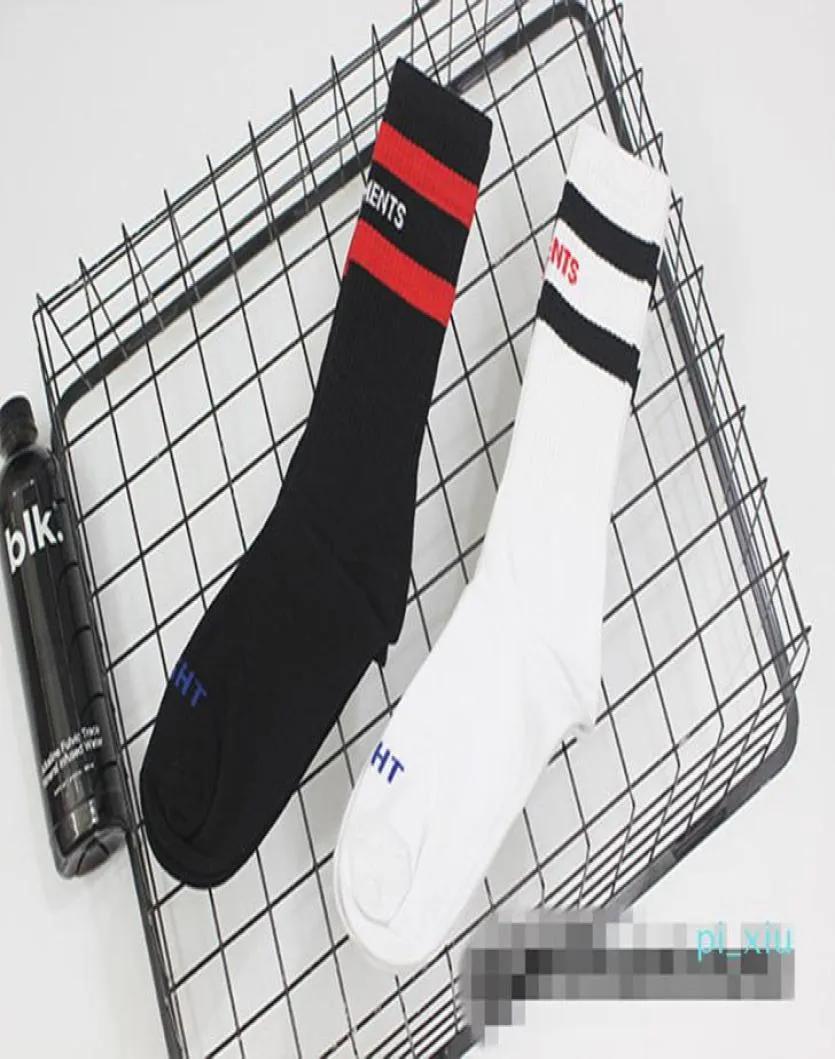 Vetements Socken Herren Socken Teenager Hip Hop Style White Black Long Socings Buchstaben Stickerei sportliche Beinwärmer Streifensocken 024269904