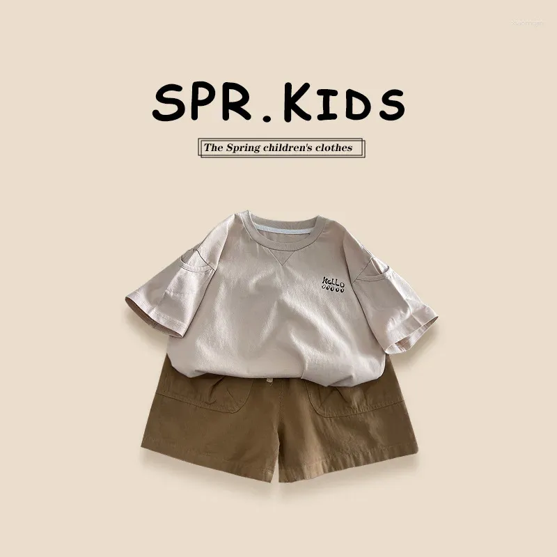 Kläderuppsättningar 2024 Summer Korean Children Boys 2st Clothes Set Letter Vintage Short Sleeve Tops Loose Casual Printed Shorts Baby Outfits