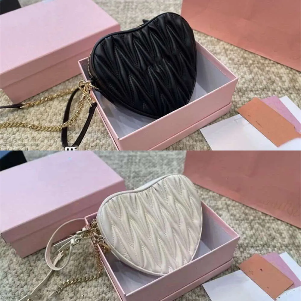 Tasarımcı Bakım Çantası İlkbahar ve Yaz Yeni Moda Kırış Kız Tatlı ve Sevimli Katlanmış Zincir Çanta Tek Omuz Crossbody Boş Çanta Kilit Tokalı Elde Taşanık Çanta Kadınlar