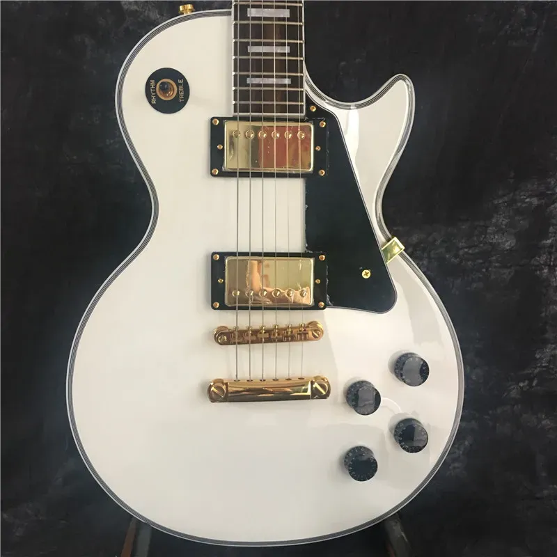 ギターレッドサンダルウッドチューニングフォークショップカスタムエレキギターゴールドツール白い本物の画像撮影