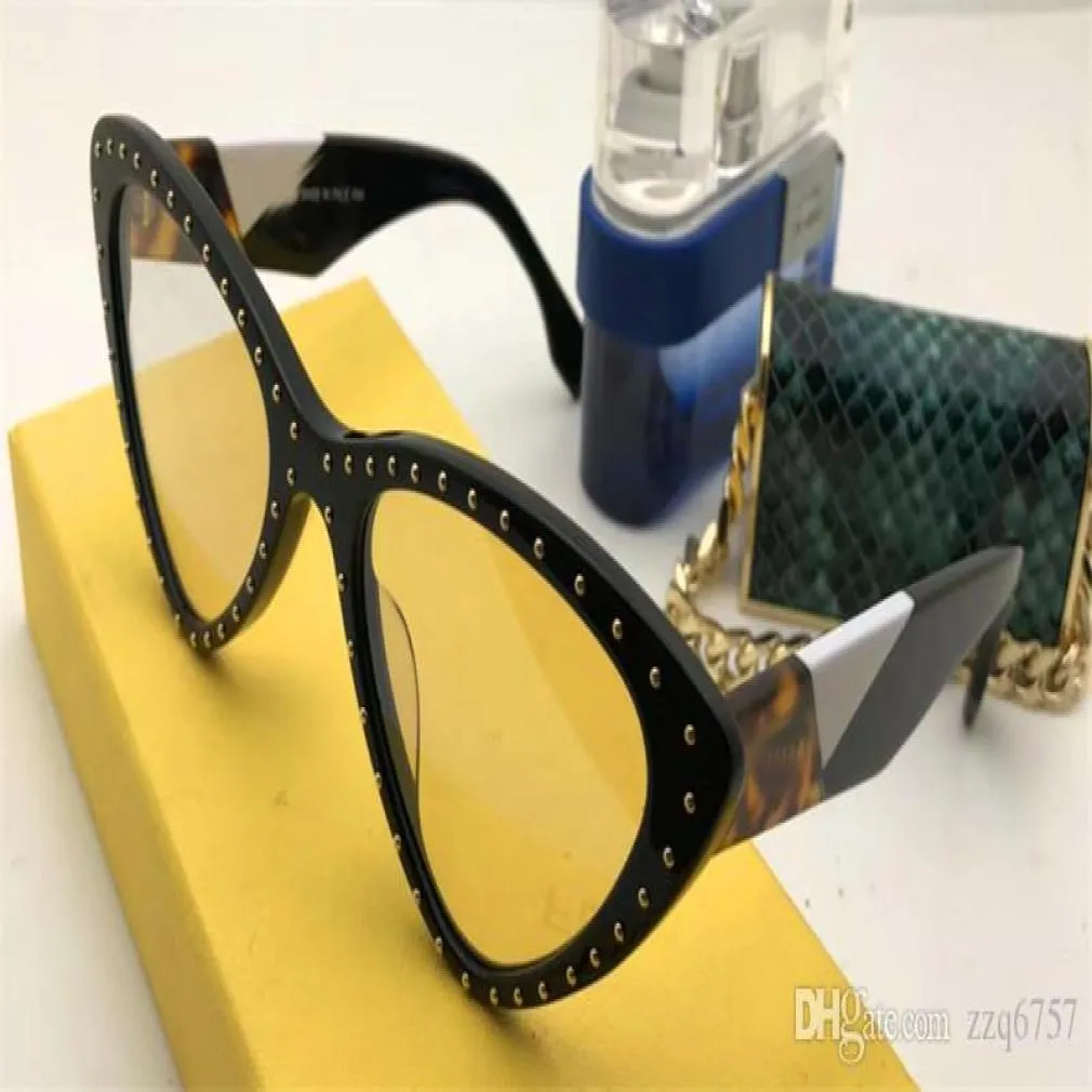 2018 New Fashion Designer Sunglasses 0323リベットステッチ付きの小さな魅力的なキャットアイフレーム