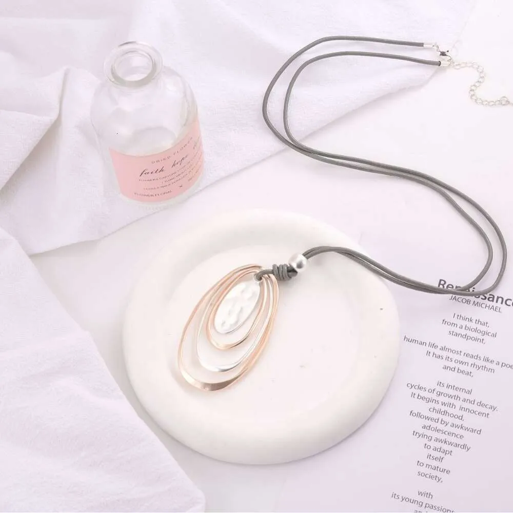 Nya smycken Trendhalsband Fashionabla oregelbundna geometri Multipelcirkelvattendroppar för kvinnor