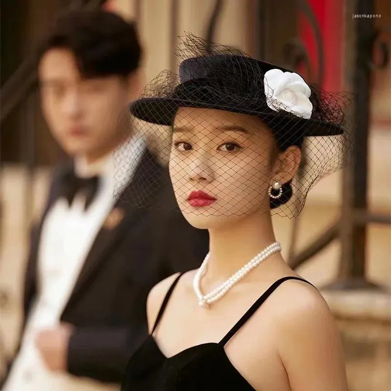 Berets Hepburn Style Top Hat Hat Banquet en mailles noires pour femmes Retro Elegant Fashion Velvet Flat