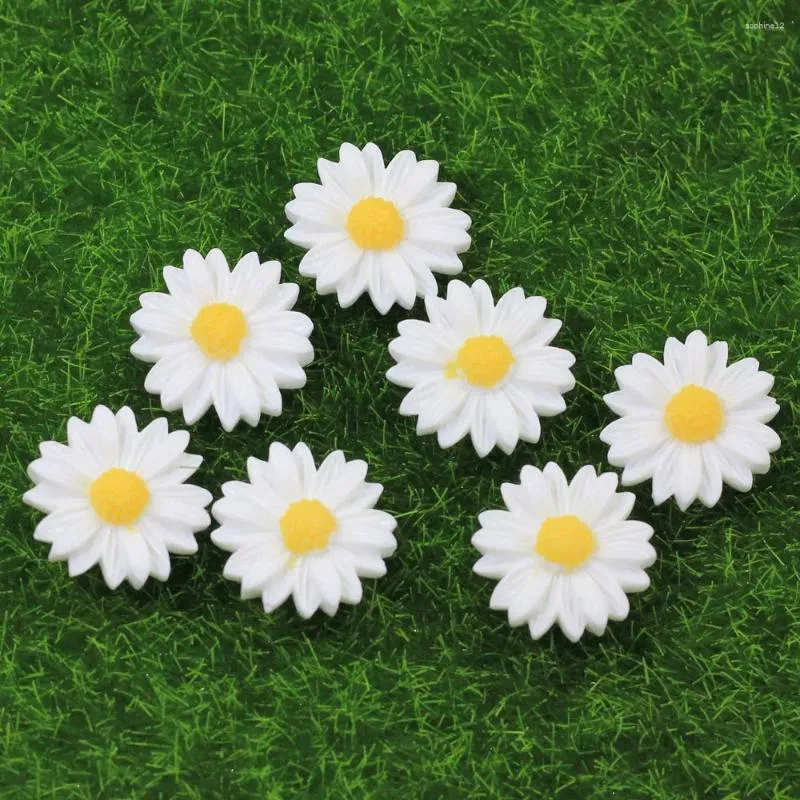 Dekorative Blumen 20/50/100pcs Kawaii Simulation 22mm niedliche weiße Gänseblümchen Blumenharz Flachback Cabochon DIY Schmuck Telefon Dekoration ohne Loch