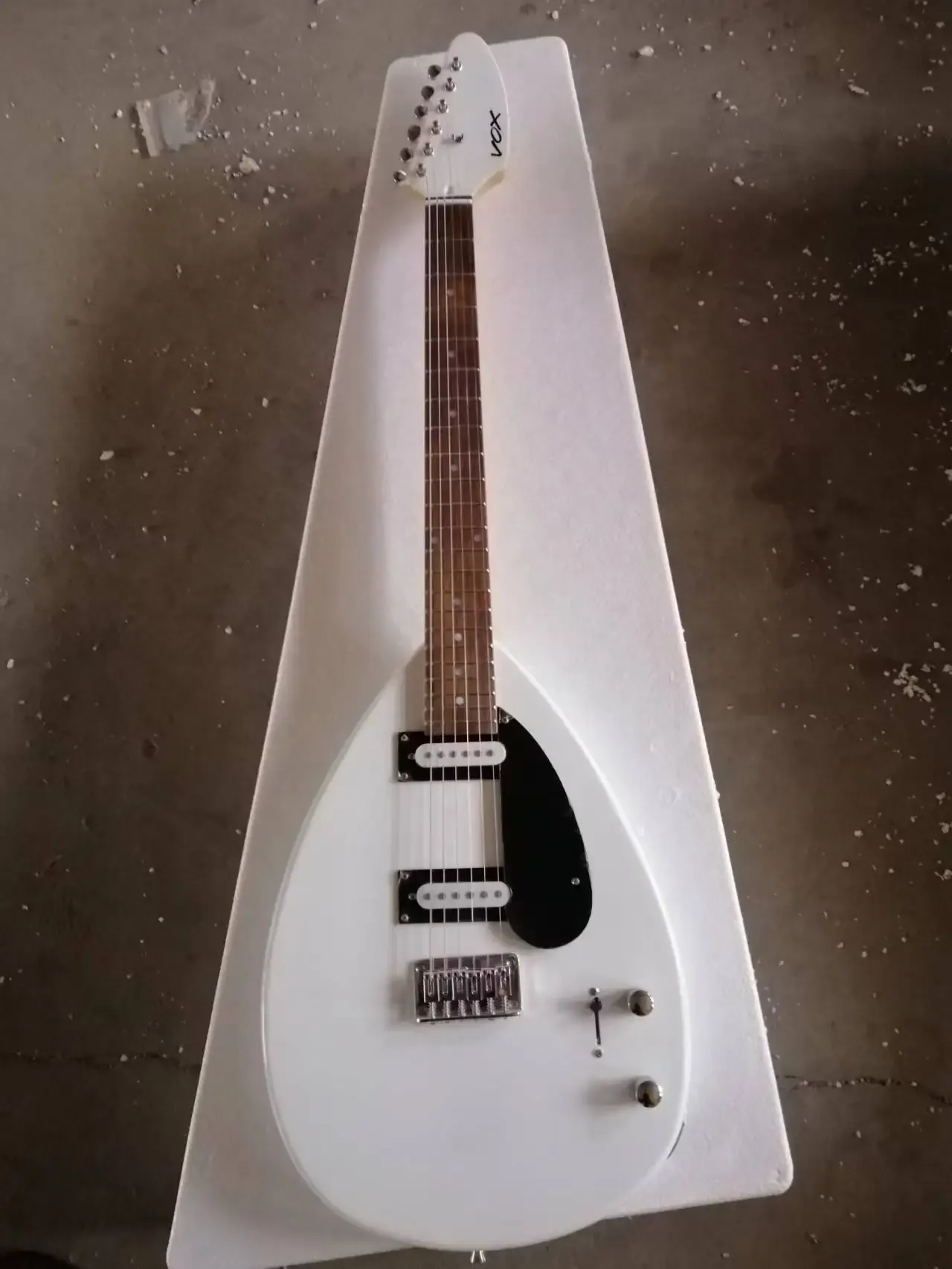 Gitar Ücretsiz Ulaşım 6string Su Damla Elektro Gitar Gülağacı Klavye Akçaağaç Boyun Maun Ahşap Beyaz Boya