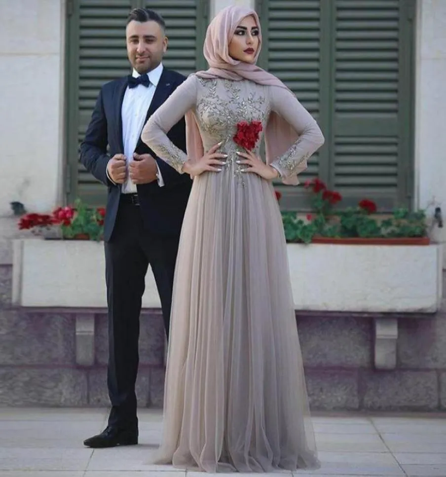 Langarmige silberne muslimische Abendkleider Schaufel Hals Kristall Perlen bodenlange Hijab Prom Kleider Saudi -arabische Abendkleider9222060