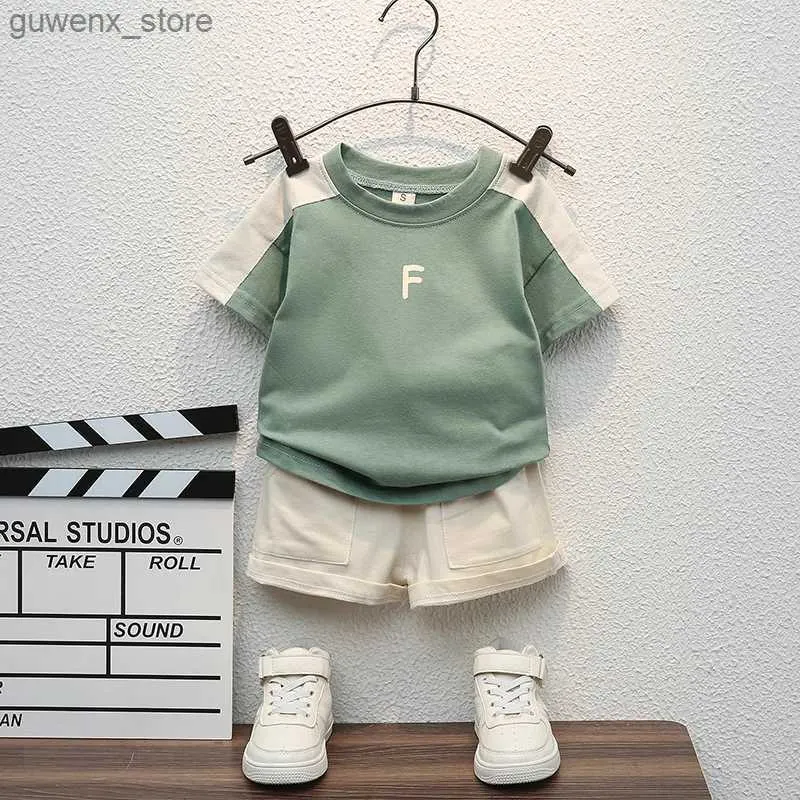 Kläder sätter nya sommar baby pojkar kläder sätter mode bomullsbrev tryckning t-shirts+verktygshorts 2 st barn kläder för spädbarnsutrymme y240415