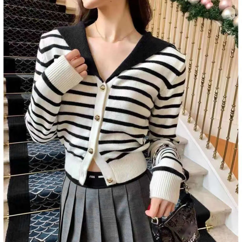 Miumiues Sweater Designer Luxury Fashion Womens Sweaters New V-neck Short Striped Knitted Shirt Small Style Big Flip Collar Sweater Coat