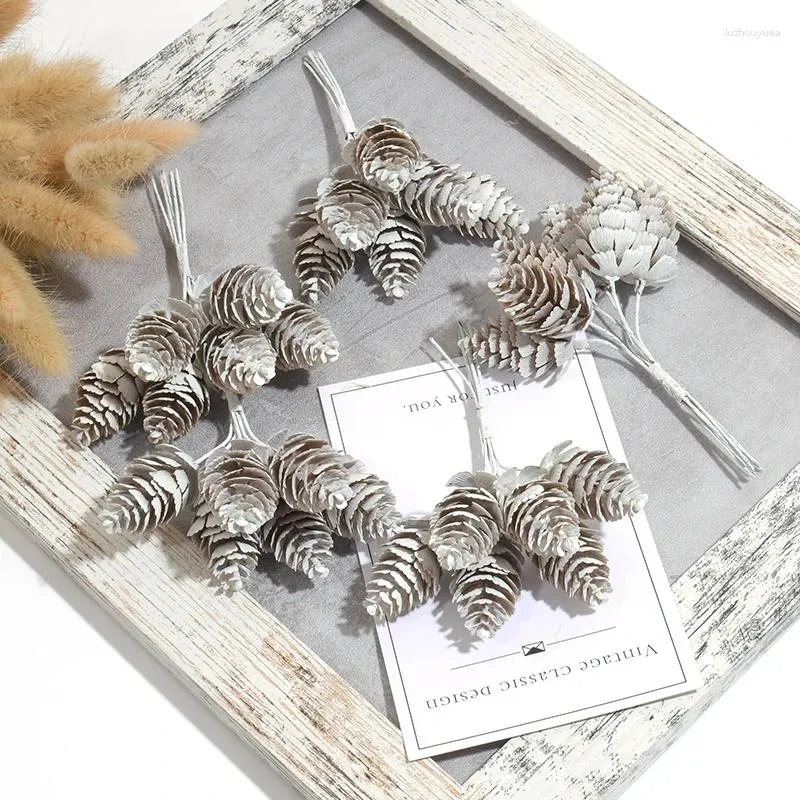 Fleurs décoratives 1 Bunch / 6pcs Christmas blanc Pinecone Silk artificiel pour décoration de mariage DIY Scrapbooking Couronne