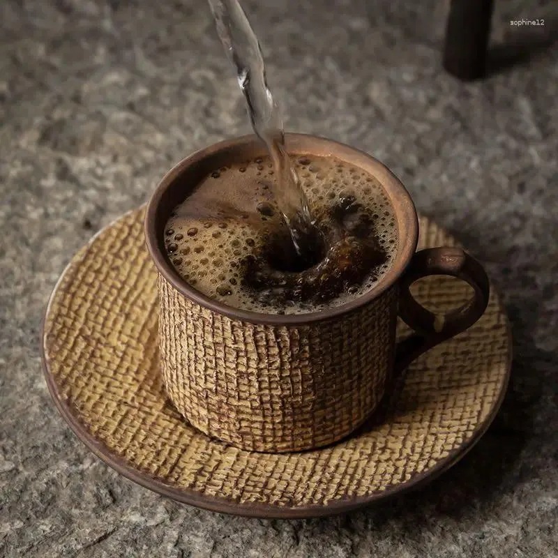 Muggar italiensk espressokopp och tefat set eftermiddagste kreativt nostalgiskt hushåll latte kaffe