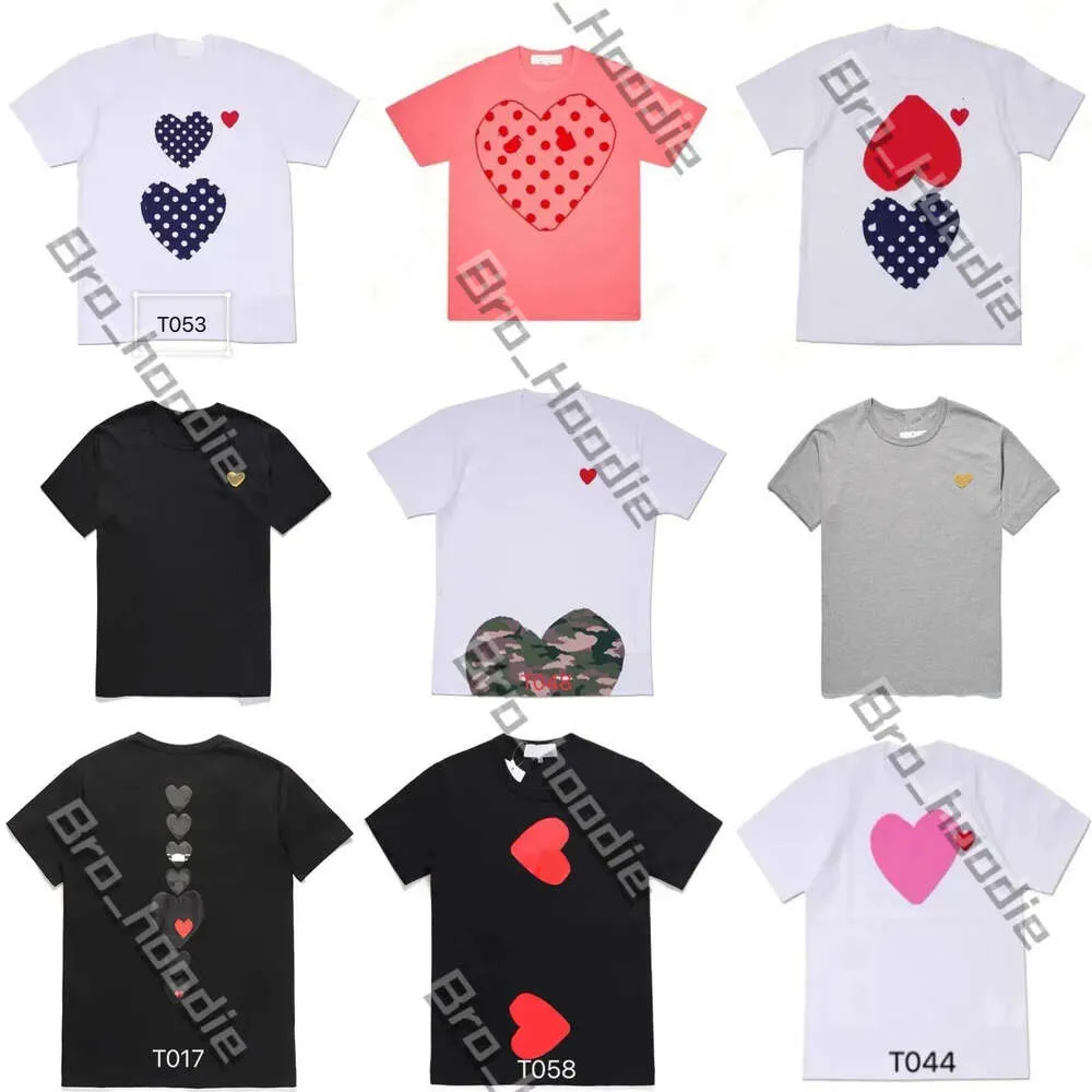 2024 Moda Erkek Oyun T Shirt Garcons Tasarımcı Gömlekleri Kırmızı Commes Kalp Kırış Kadın Des Rozeti Grafik Tee Kalp Mektubun Arkasında CDG Kısa Kol HS 460