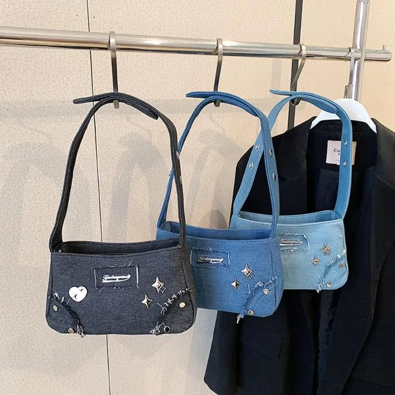 Axelväskor vintage denim nit trendig underarmsäck designer koppling på handväska med justerbar remsdragare stängning jean