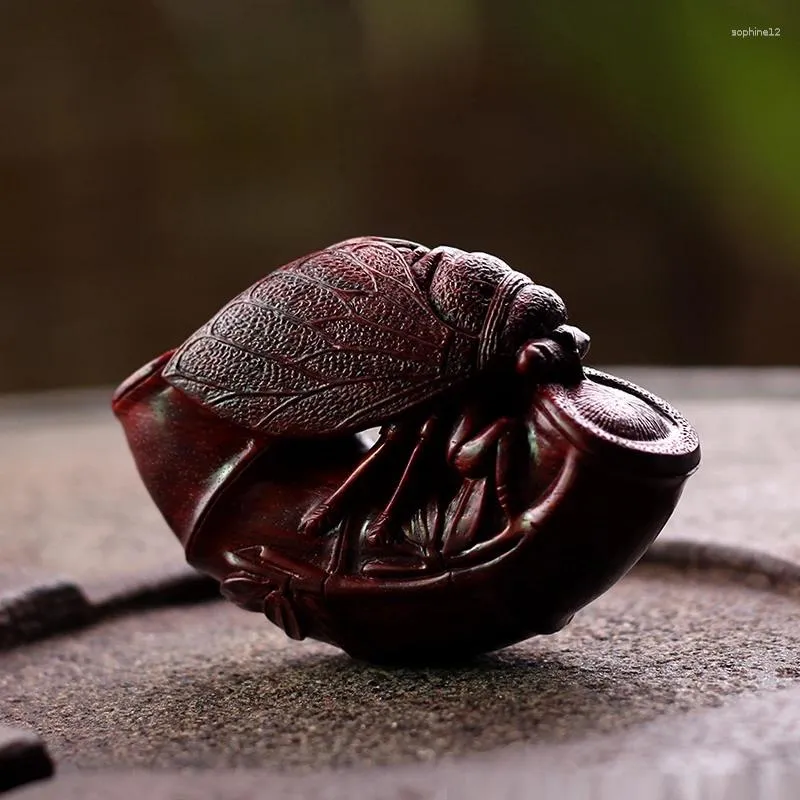 Figuras decorativas de sándalo rojo de madera hecha a mano de madera hecha a mano hace una onda de choque;Piezas portátiles de cicada de verano paso por decoración ascendente