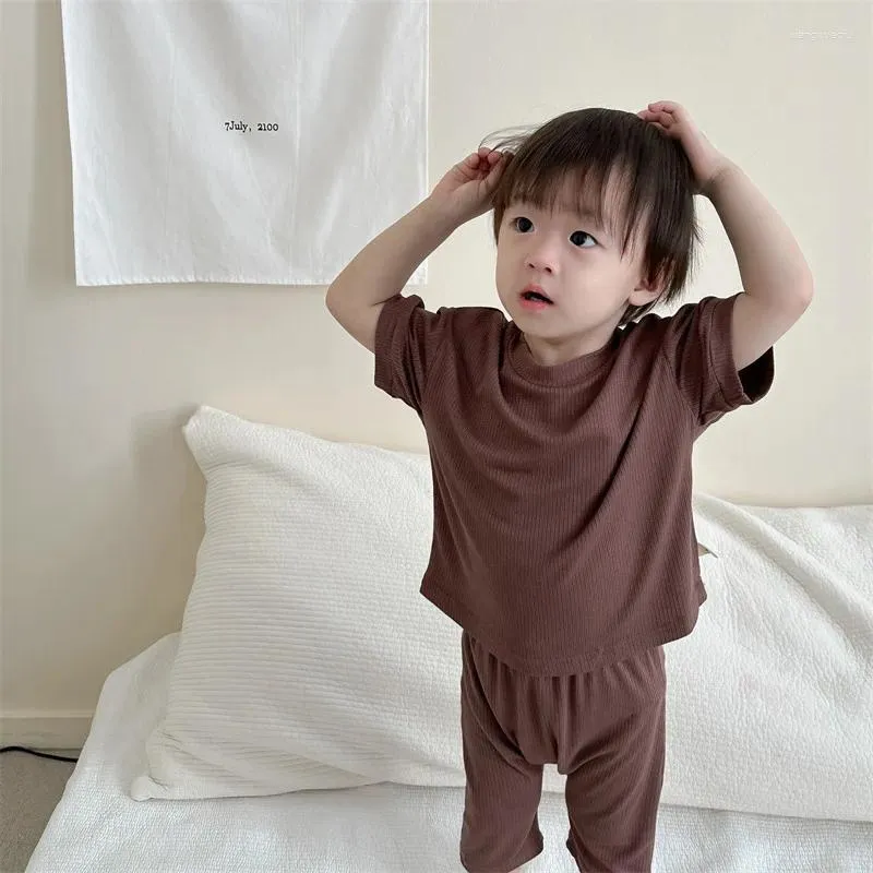 衣類セット2024夏の男の子の家の服セット幼児固形袖のショーツ2PCSスーツコットン通気性のある幼児パジャマの衣装