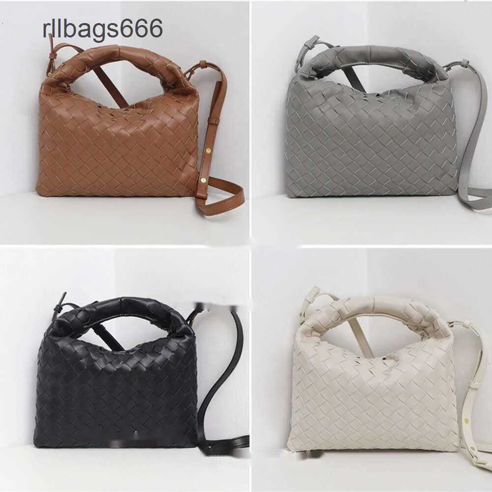 Kvinnor väskor kvinnors kohud mini spänne crossbody 24 designer kapacitet stor hornväska underarm handgjorda vävda nya väska hop ko vinter bottegs magnetiska venets rans