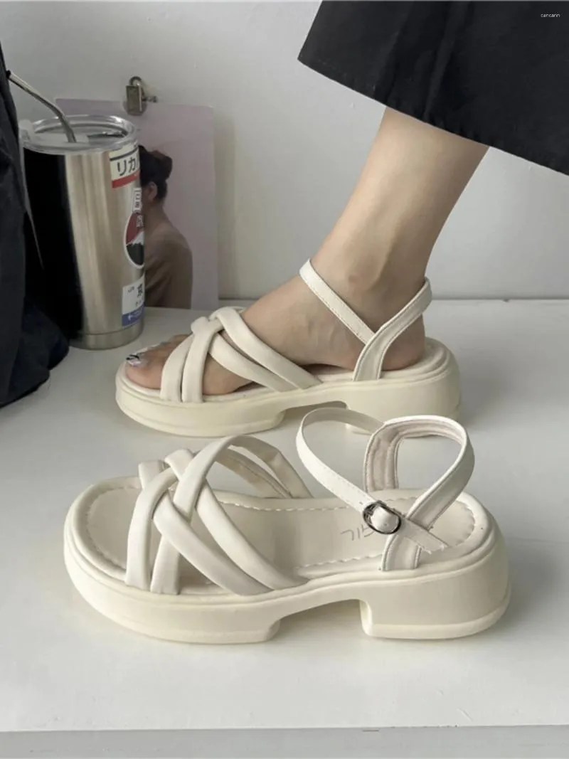 Kledingschoenen gesp riem beige hakken sandalen 2024 zomer heldere espadrilles platform medy all-match zwarte gladiator meisjes mode h