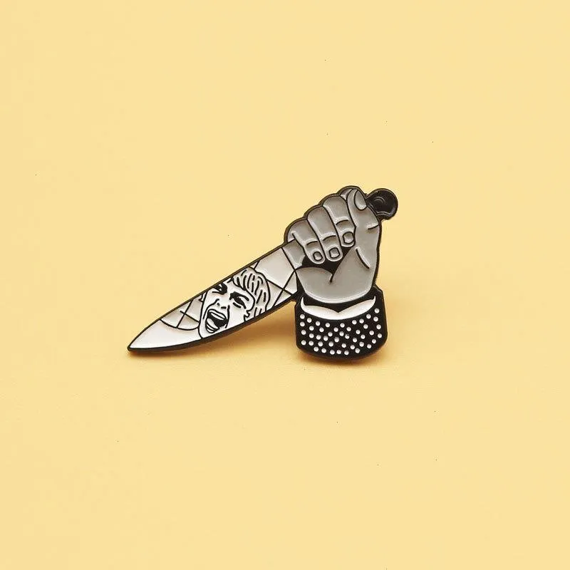 Bates Motel Pins broszki horror film Alfred Hitchcock Killer Knife Dagger Enamel Badge for Women Gothic Lapel Pins Biżuteria