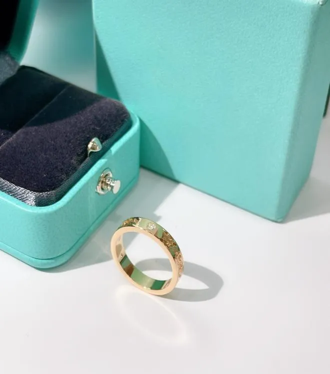2021 Luxurys Designers Paar ring met duidelijke letters Fijn afwerking Volledige persoonlijkheid Betrokkenheid Sieraden Box Goud en SILV7131747