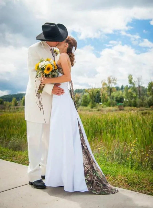 Vestidos de noiva de camuflagem brancos de tamanho branco estilo country de uma linha de renda sem alças