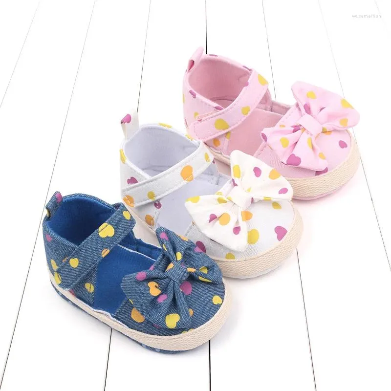 Första Walkers Baby Girl Spring and Summer Sandal Söta bowknot prickar mjuk bomull hög kvalitet född småbarn 0-12 månader 2024 mode