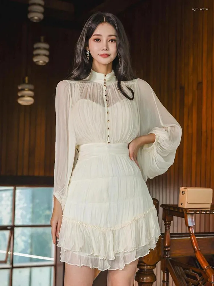Abiti casuali Lady Fashion Lady Korean Sweet Short Dress Women Abbigliamento Elegante Solido Sede attraverso Sexy Stand Neck Slim Ruffle Mini Party