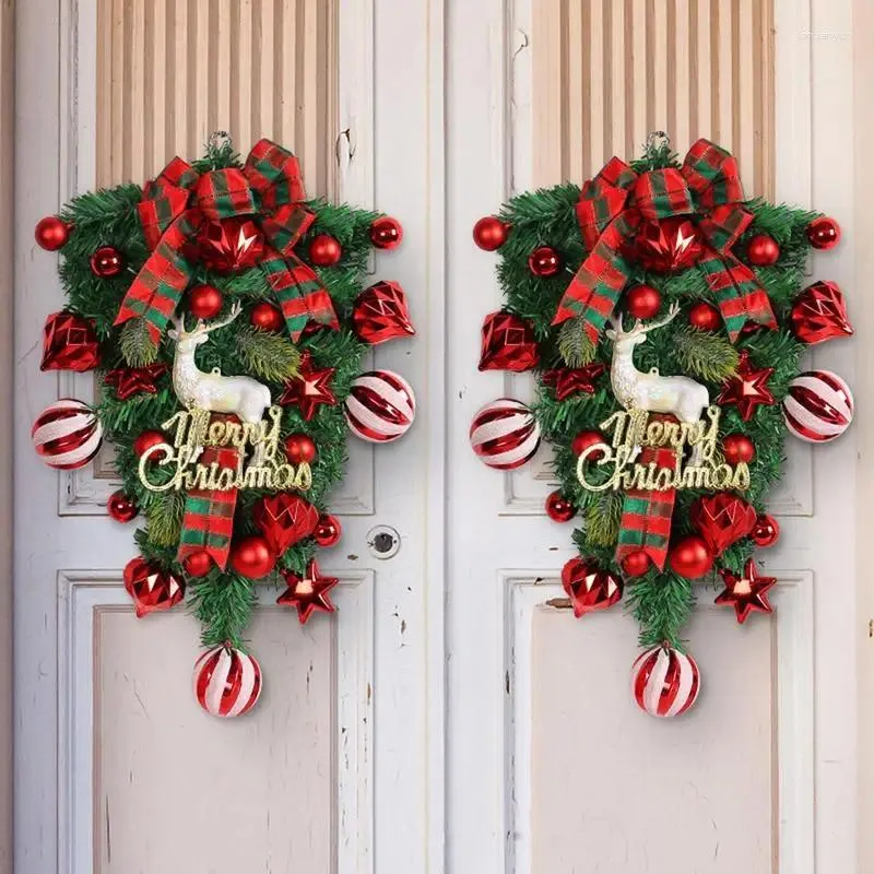 装飾花のクリスマスリースと赤い弓の窓屋外の年の玄関の玄関壁の家の装飾トナカイの装飾
