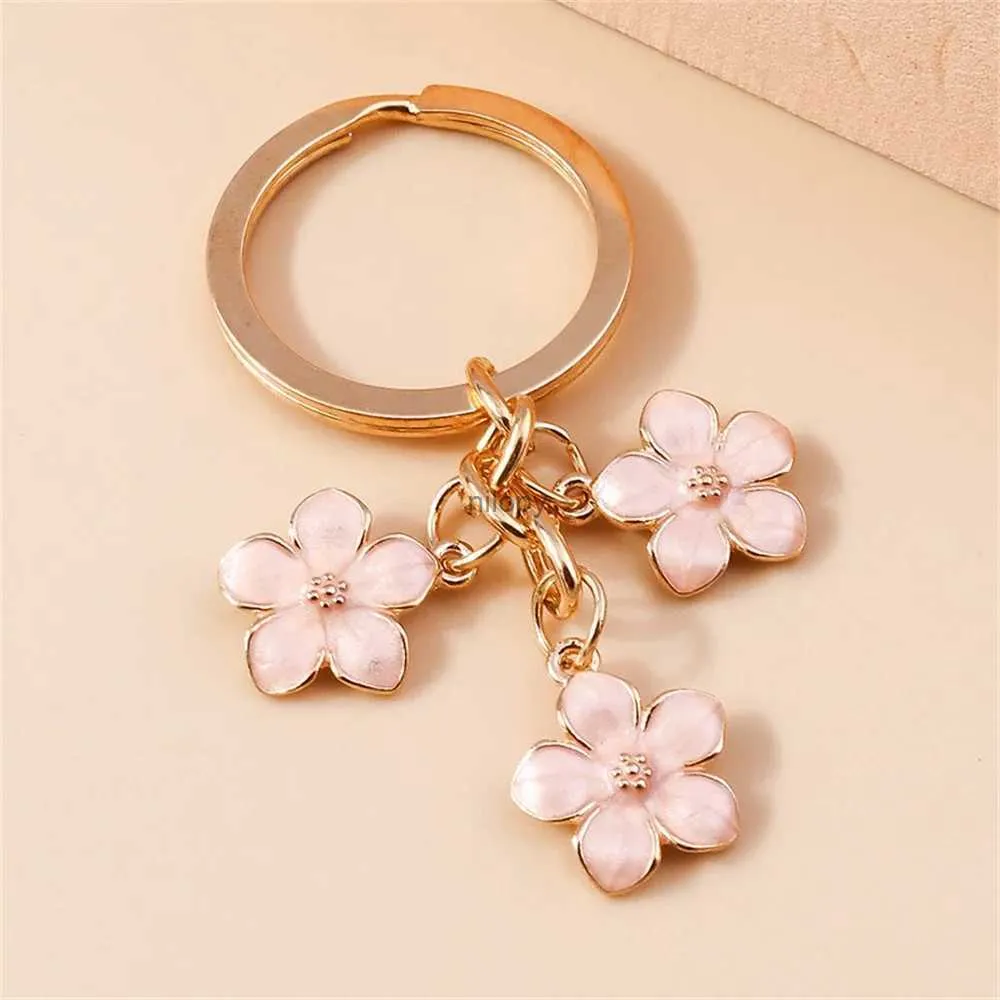 Keychains Lonyards mignon sakura pendentif porte-clés simples fleur en émail pivot