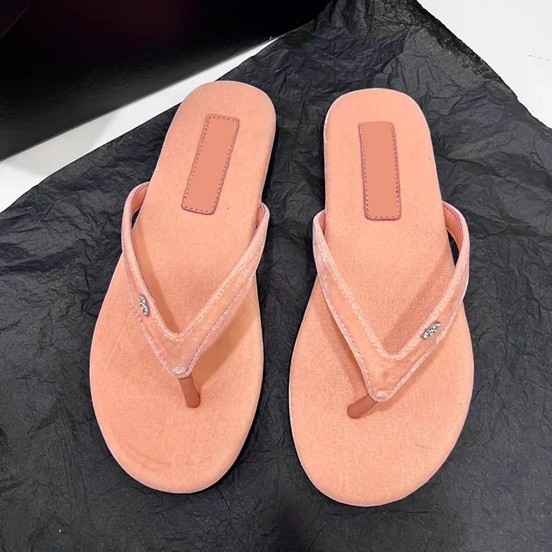 Kvinnor thongs flip flops sandaler glider på tofflor designer fårskinn /sammet /duk glider quiltade texturmulor 24ss sommar utomhus strandsko flickor fritid sko