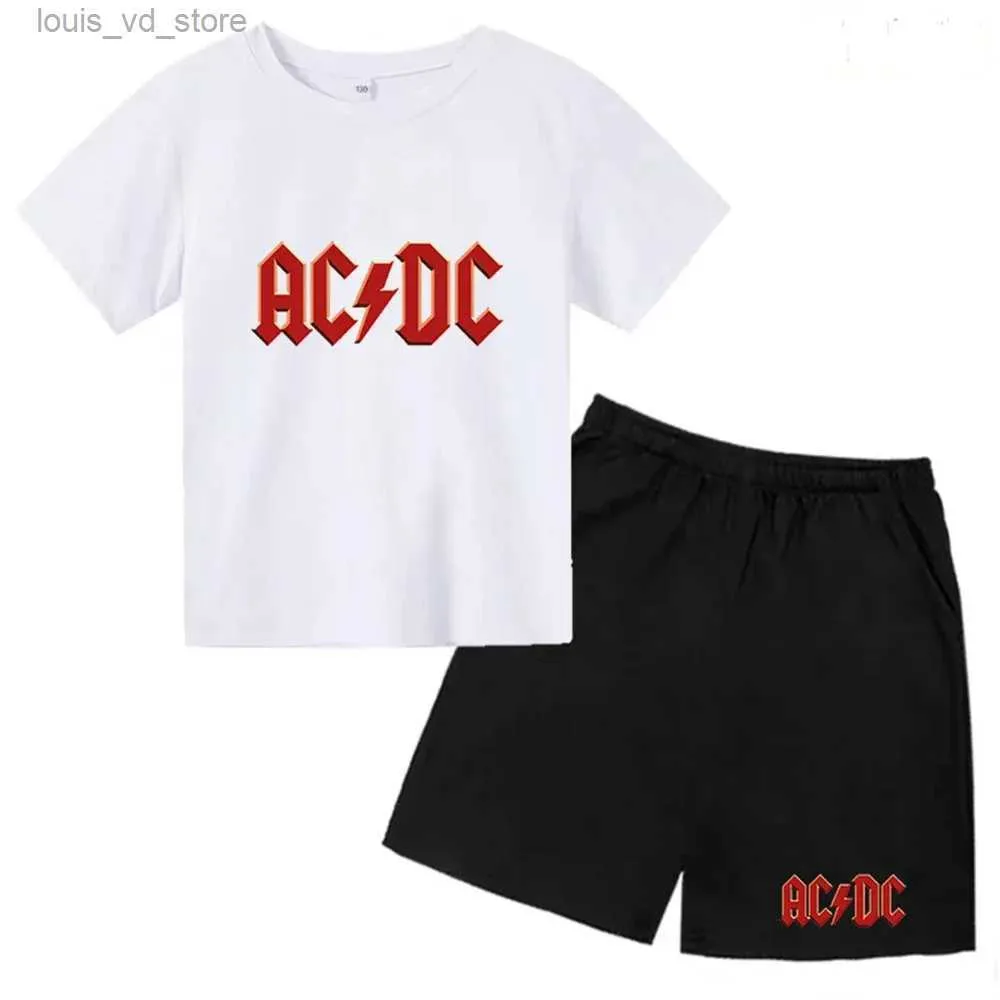 Kläder sätter sommarbarn kläder AC DC rund hals t-shirts+ shorts sätter lämplighet 2-12 år pojkar flicka avslappnad kort ärm bomullstryck T240415