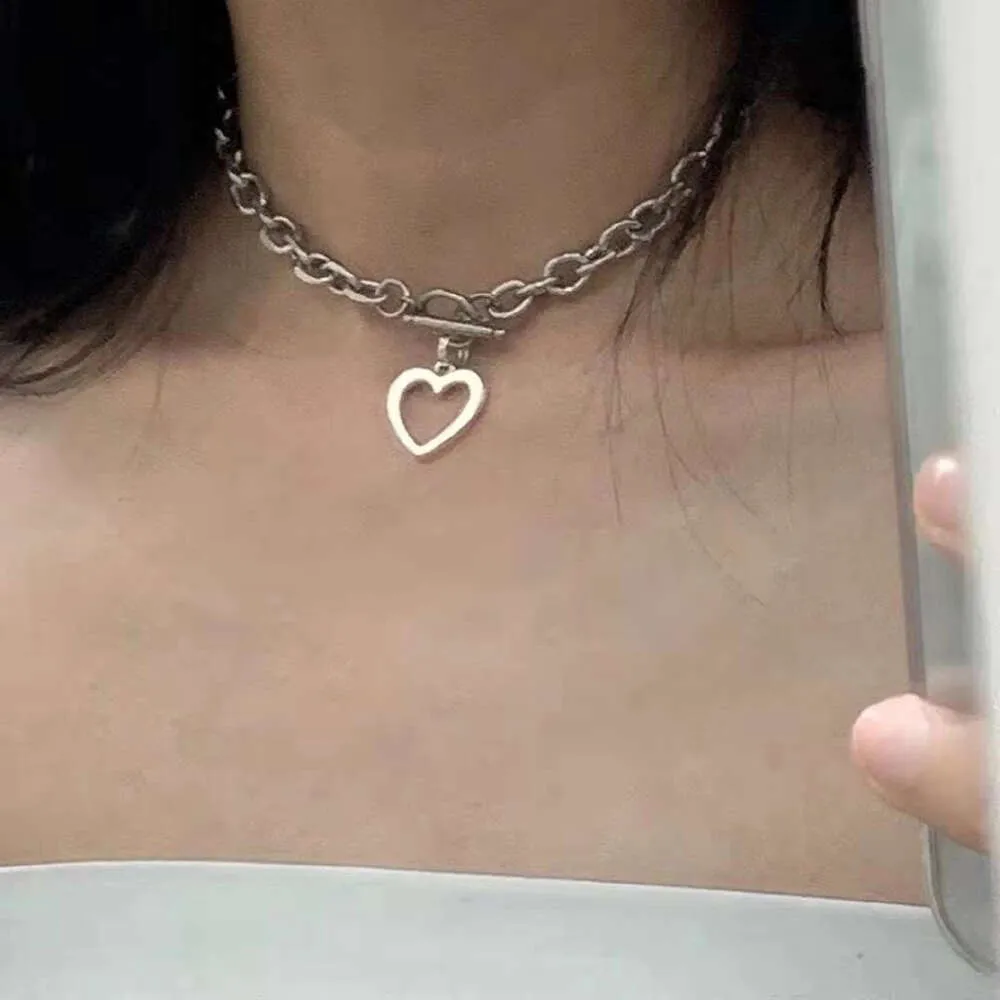 Collier de coeur Hip Hop Hollow pour femmes Instagram Trendy Internet Celebrity, petit sens de conception populaire, chandail de col CH, personnalisé et polyvalent