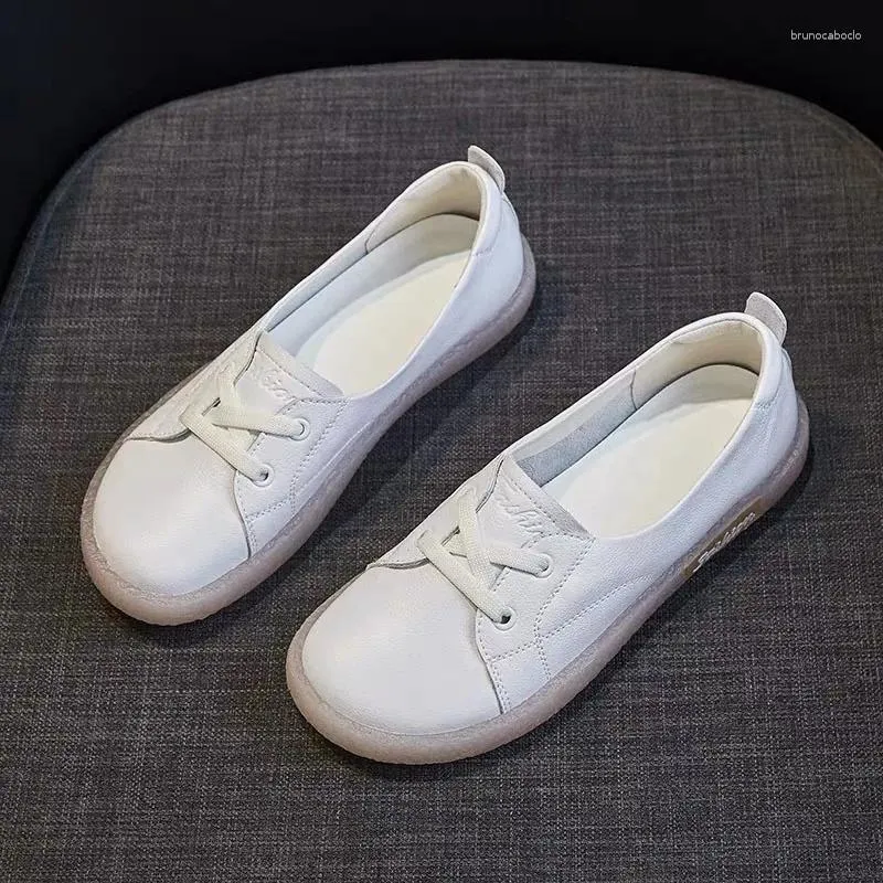 Casual schoenen 2024 Leren slip op vrouwen sneakers gevulkaniseerd herfst zomer comfortabele flats vrouwelijke witte sneaker loafers