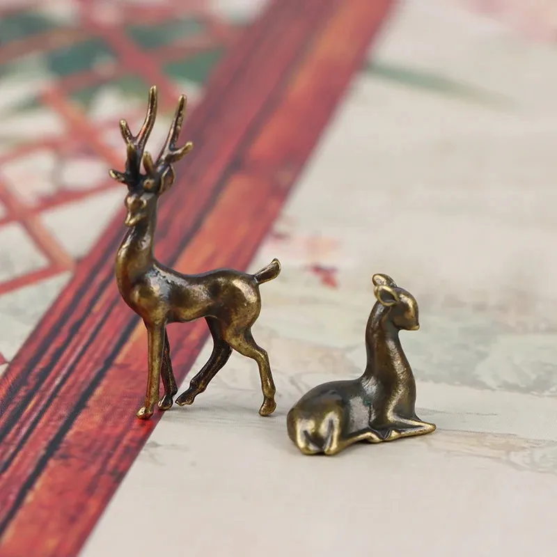 Mini Copper Alloy Sika Deer Tablet Top Small Ornaments Vintage Animal Figurines Décorations de bureau Accessoires Home Decor Crafts 240408