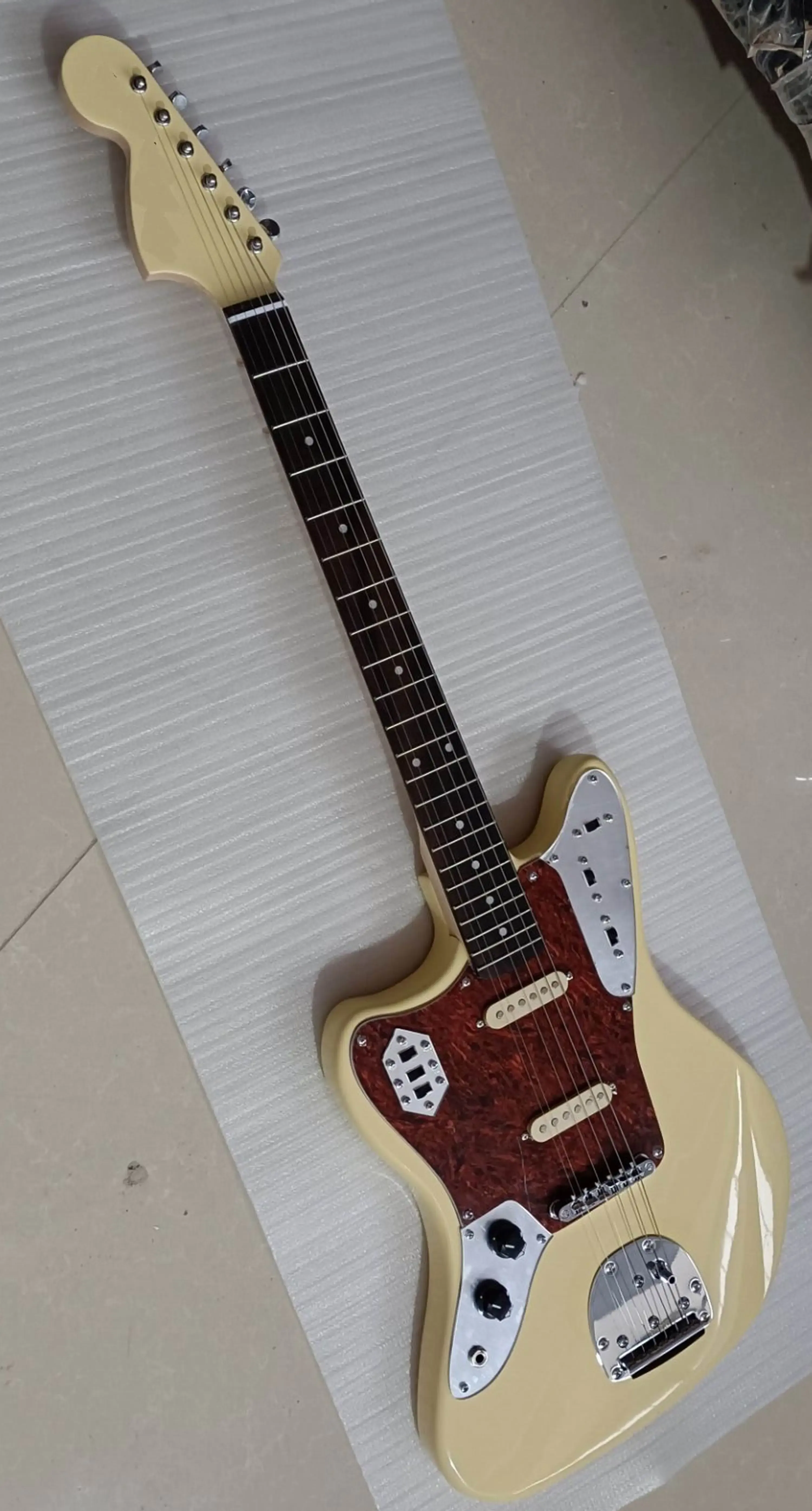 Kablolar Toptan Gitarlar Yeni Varış Sol Elli Jaguar Model Elektro Gitar Krem 220501