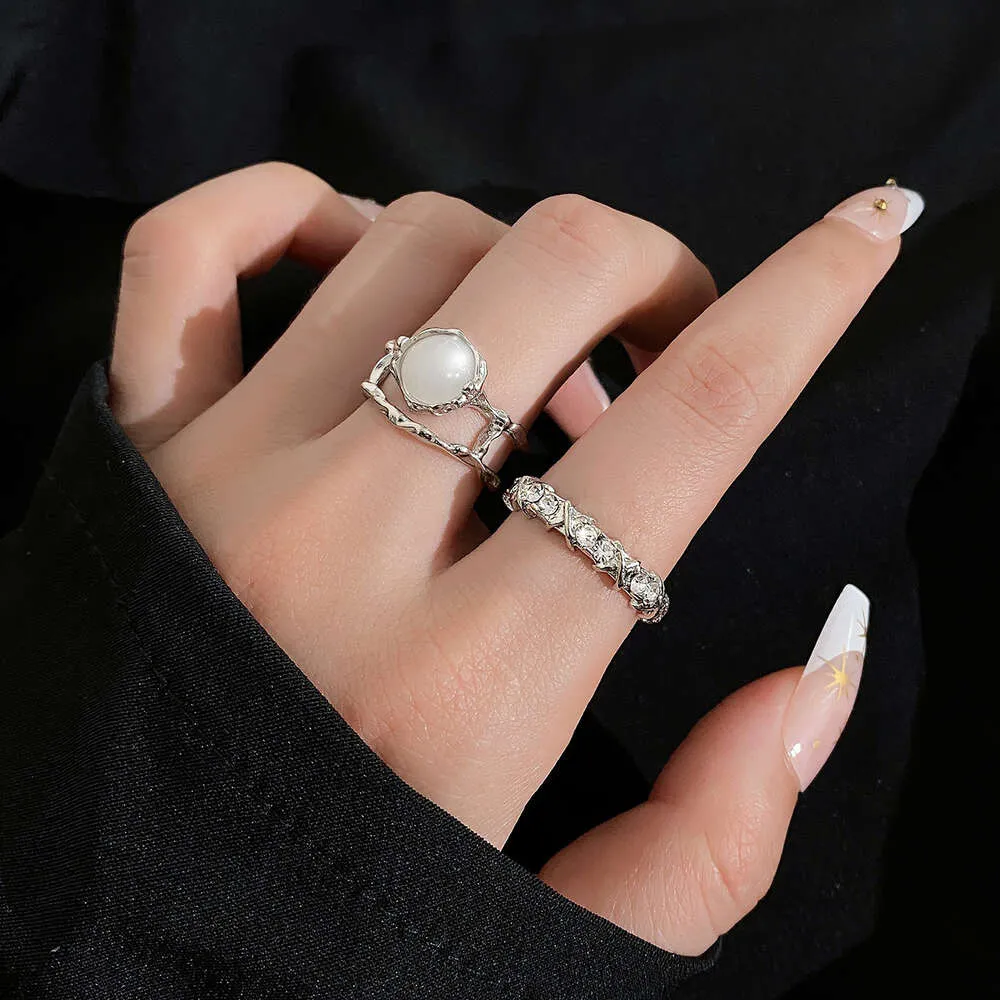 Zimne dystansowane geometryczne otwarcie dla kobiet niszowych, prosty i modny, spersonalizowany pierścień z pary perłowej