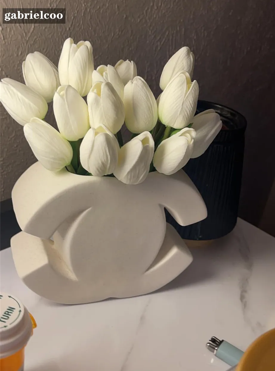 Luxury Ceramic Vase Designer Classic Logo Shape White Vase Ins Style Floral Vase Cream Style Nordic Dining Table Decoration Vase Home Entrance Ornaments