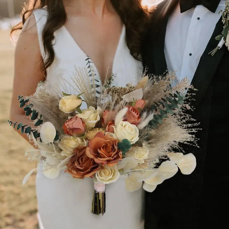 装飾的な花の秋の結婚式の花束オレンジオレンジドライパンパスフェイクローズブライダルブーケボーホ装飾POプロップ