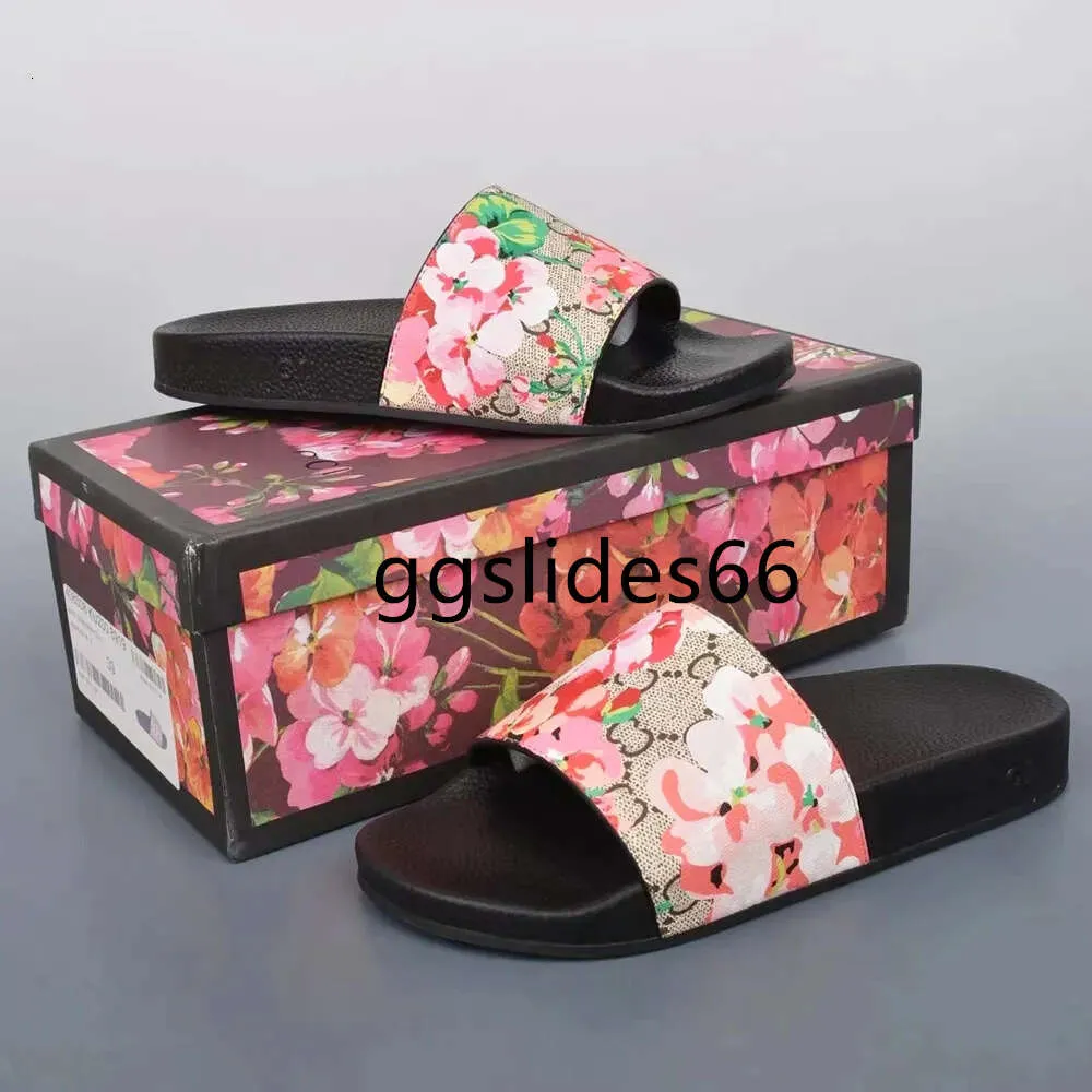 Designers Sandals Italy Slippers Paris Nya gummibilder Läder Slide med Bow Floral Brocade Womens Mens Flat Bottoms Flip Flops Fashion Randiga strandskor