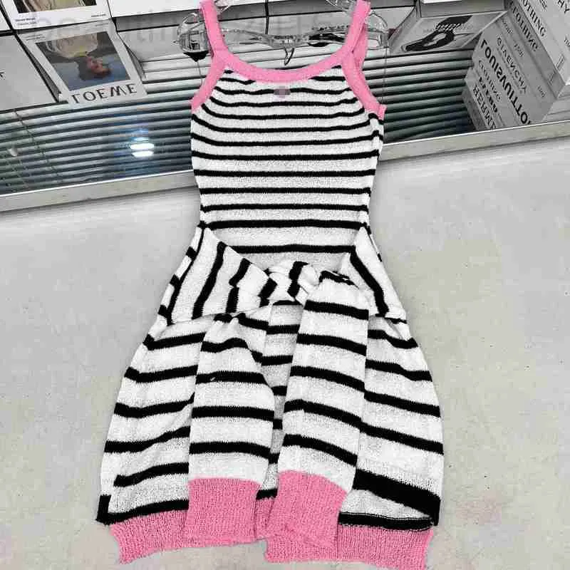 Robes décontractées de base Designer 2024 Nouveau printemps Xiaoxiangjia Walk Show Taon Tie Design Stripe Sling Jirt Fake Two Piece Tricoted D3dn