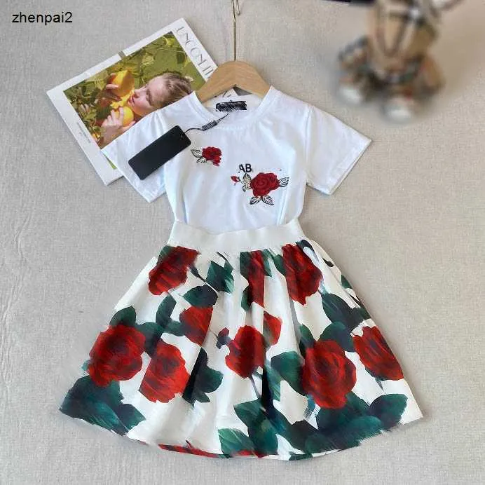 Studi per bambini di lusso per bambini abiti da ragazze estate abiti da design per bambini taglia da 100-150 cm t-shirt con stampa floreale rossa e gonna 24pril