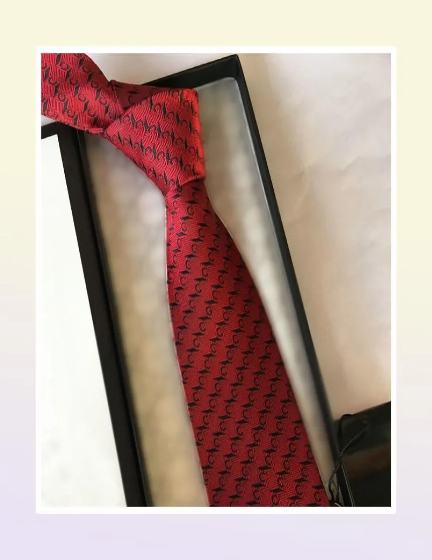 MENS DESIGNER TIES SOLTIE LETTER G RANDS PLAID FODE Luxury Business Leisure Silk Tie Cravat med Box Sapeee1677576