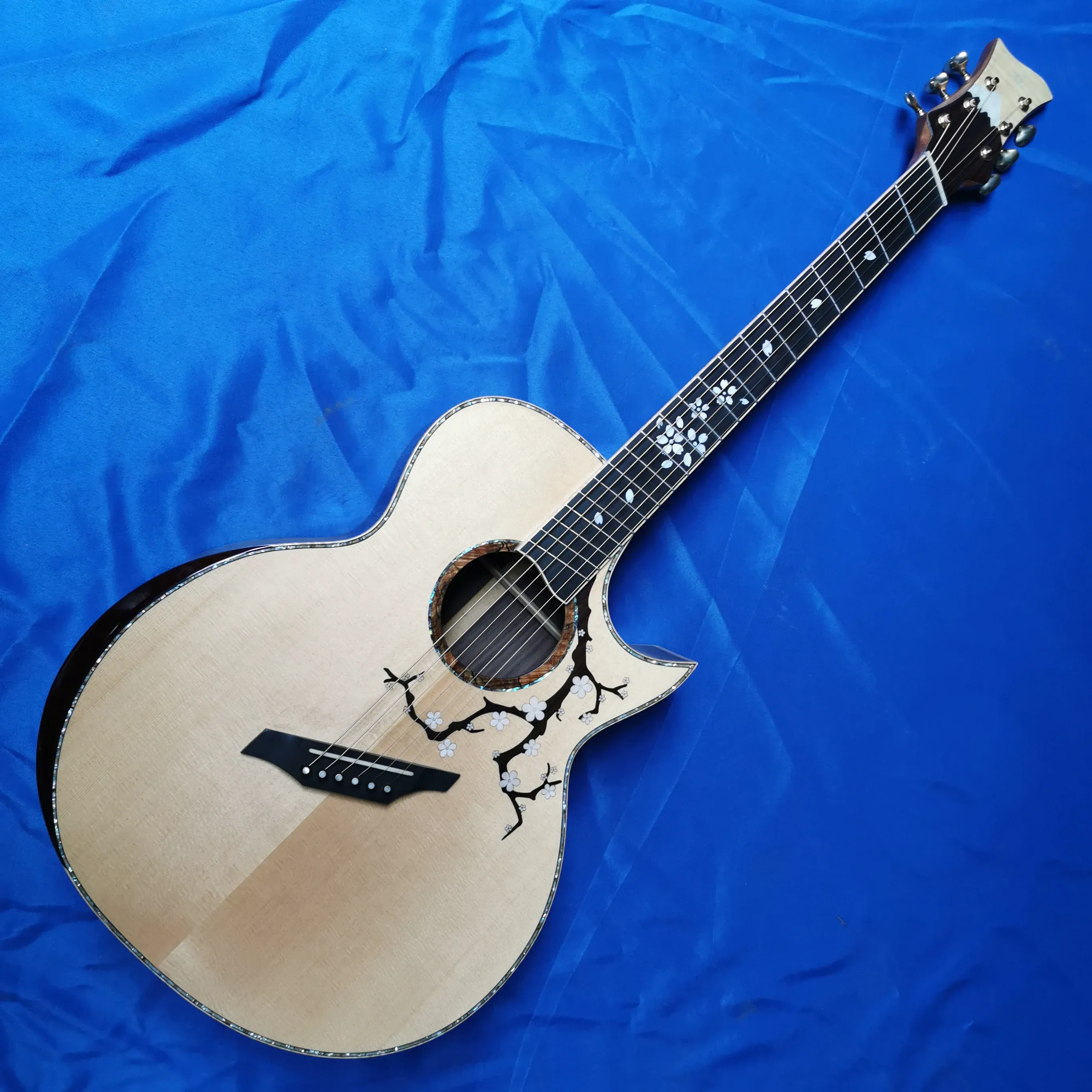 Kablar 42 tum AAA Top Solid Wood 6 String Cherry Blossom Series Fanshaped Character Acoustic Guitar Gratis fraktplats en