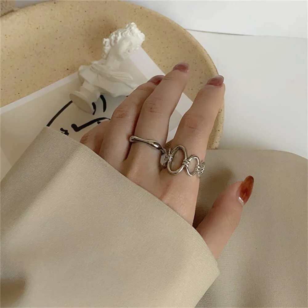 2-delig met Instagram-persoonlijkheid, eenvoudig niche-ontwerp.Ze heeft een coole elegante stijl en is veelzijdig.Koreaanse versie ring set