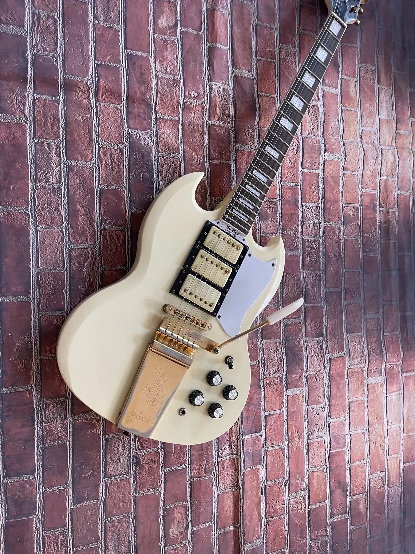 Kabels Milk White SG Rocker Electric Guitar, Three Pick -up Trucks, DrawString Board, High Quality, Factory Action