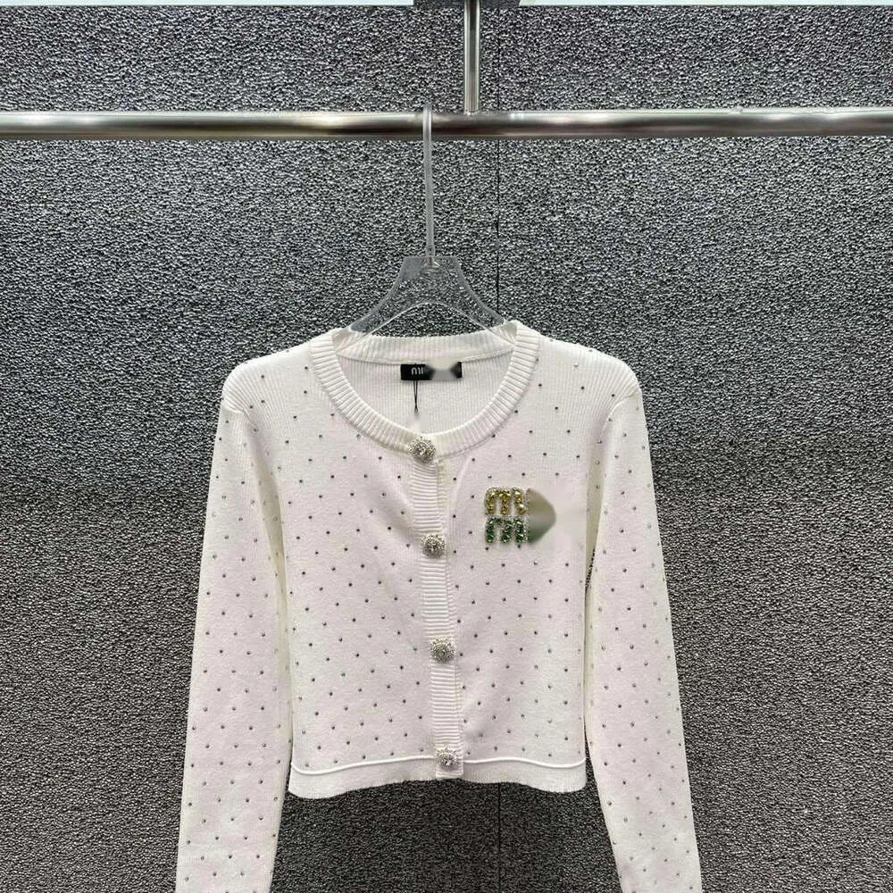 Miumiues trui ontwerper luxe mode dames sweaters vroege voorjaar nieuwe warm opgerolde diamanten brief vereenvoudigd casual veelzijdige gebreide vestiging